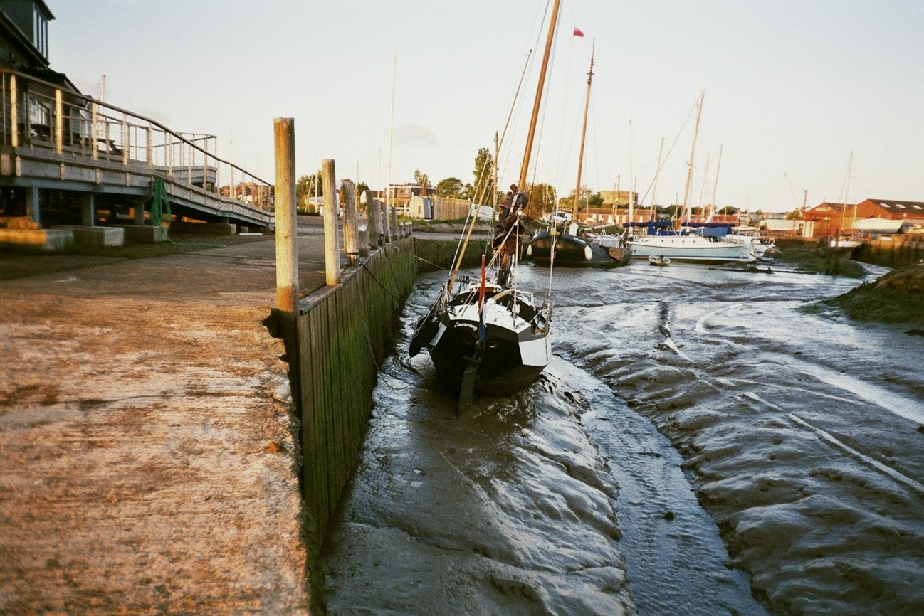 Yachtclub Walton on the Naze. Bij hoogwater loopt ook nog de kade onder, best leuk