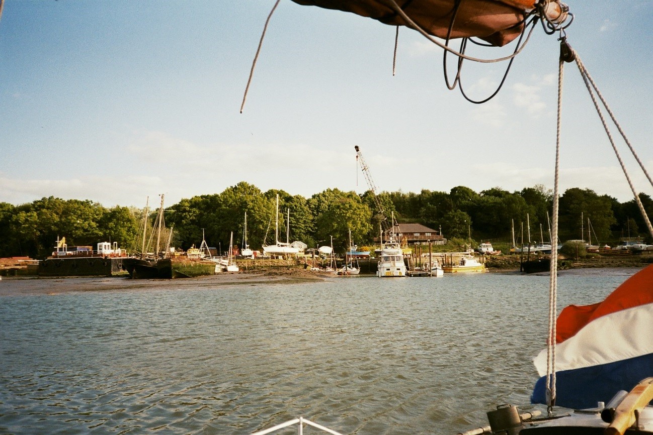 De river Stour heeft mooie oevers, maar dit is de enige plek met steigers, bij Mistley