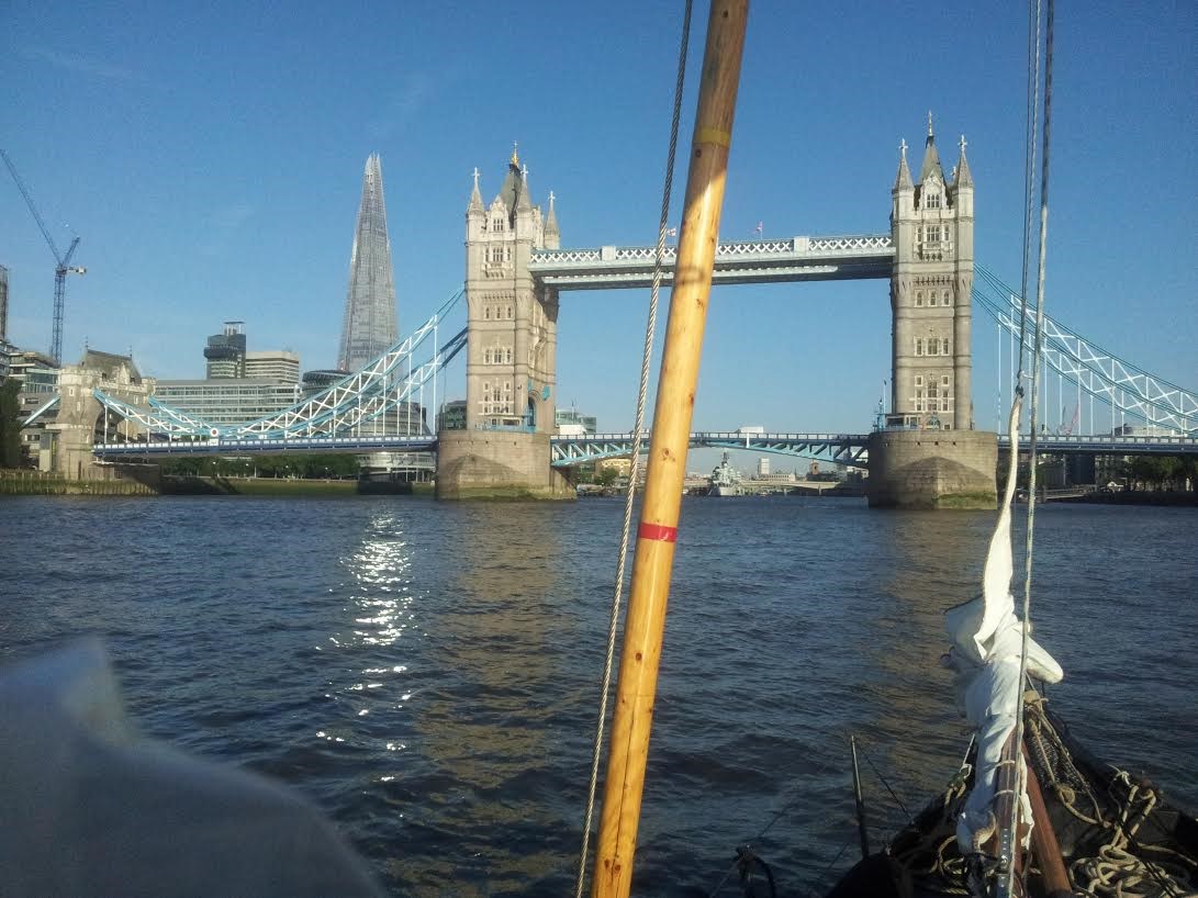 Weinig scheepvaart en goed te zeilen op de Thames