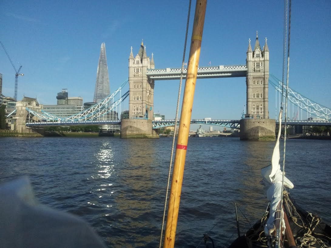 Weinig scheepvaart en goed te zeilen op de Thames