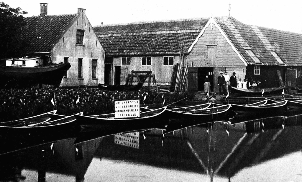 De werf rond 1916, drie jaar voordat vader J. W. Valentijn hem overnam. Veel boten werden toen voor de verhuur gebouwd.